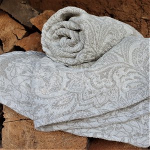 Half-linen bath towel with floral patterns